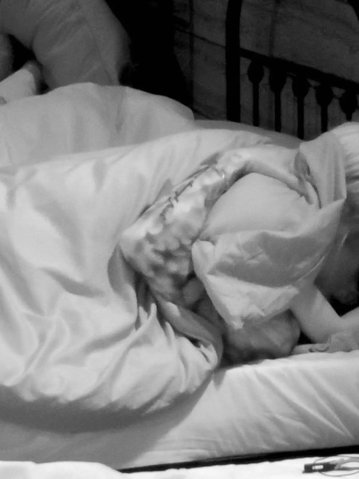 Bild zu: "Emma Fernlund und Tim Kühnel treiben es wild im Schlafsaal"