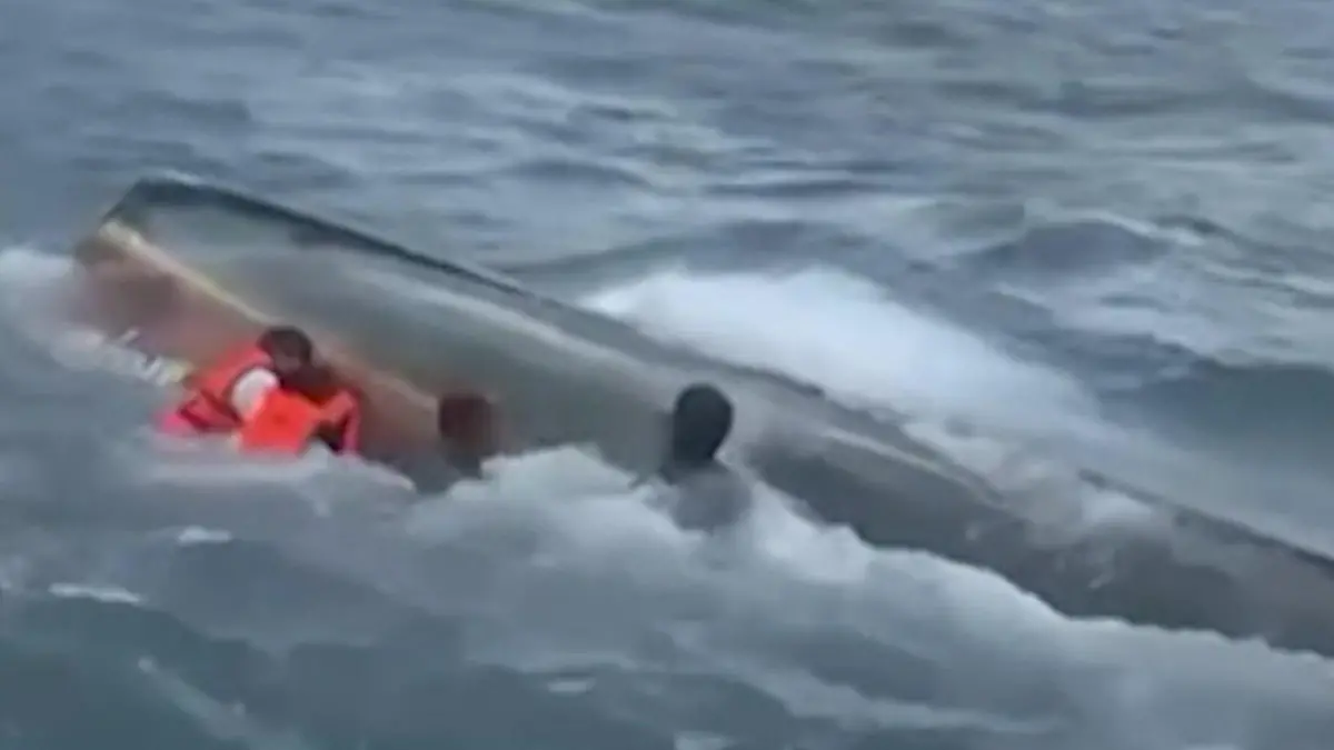 Sturmwarnung ignoriert! XXL-Wellen werfen Touristenboot um Lebensgefahr im Urlaubsparadies