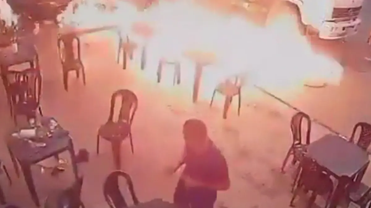 Plötzlich Flammen! Tanklaster entzündet – weil Mann Streichholz wegwirft Panik an Tankstelle