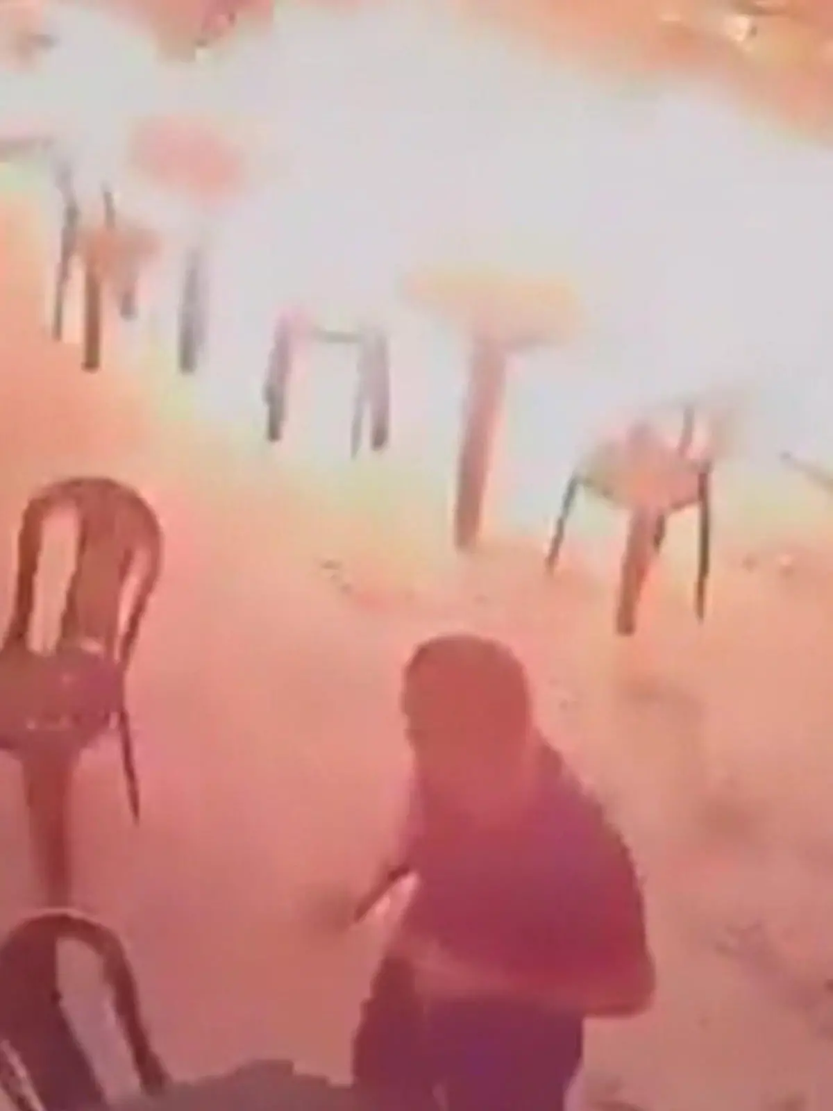 Bild zu: "Plötzlich Flammen! Tanklaster entzündet – weil Mann Streichholz wegwirft"