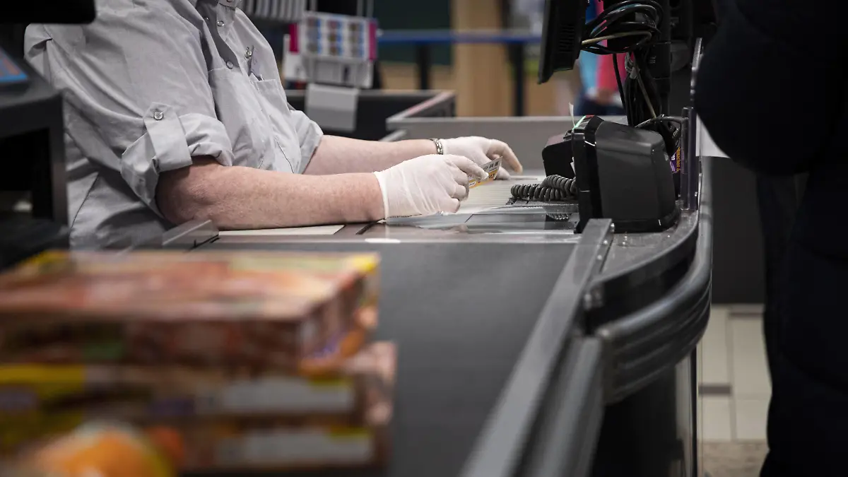 Eine Kassiererin nimmt Geld mit Handschuhen entgegen, aufgenommen in einem Supermarkt in Goerlitz, 24.03.2020. Sachsenweit gibt es Ausgangsbeschraenkungen aufgrund der Ausbreitung des Coronaviruses. Goerlitz Deutschland *** A cashier accepts money with gloves, taken in a supermarket in Goerlitz, 24 03 2020 Throughout Saxony, there are exit restrictions due to the spread of the corona virus Goerlitz Germany Copyright: xFlorianxGaertner/photothek.netx