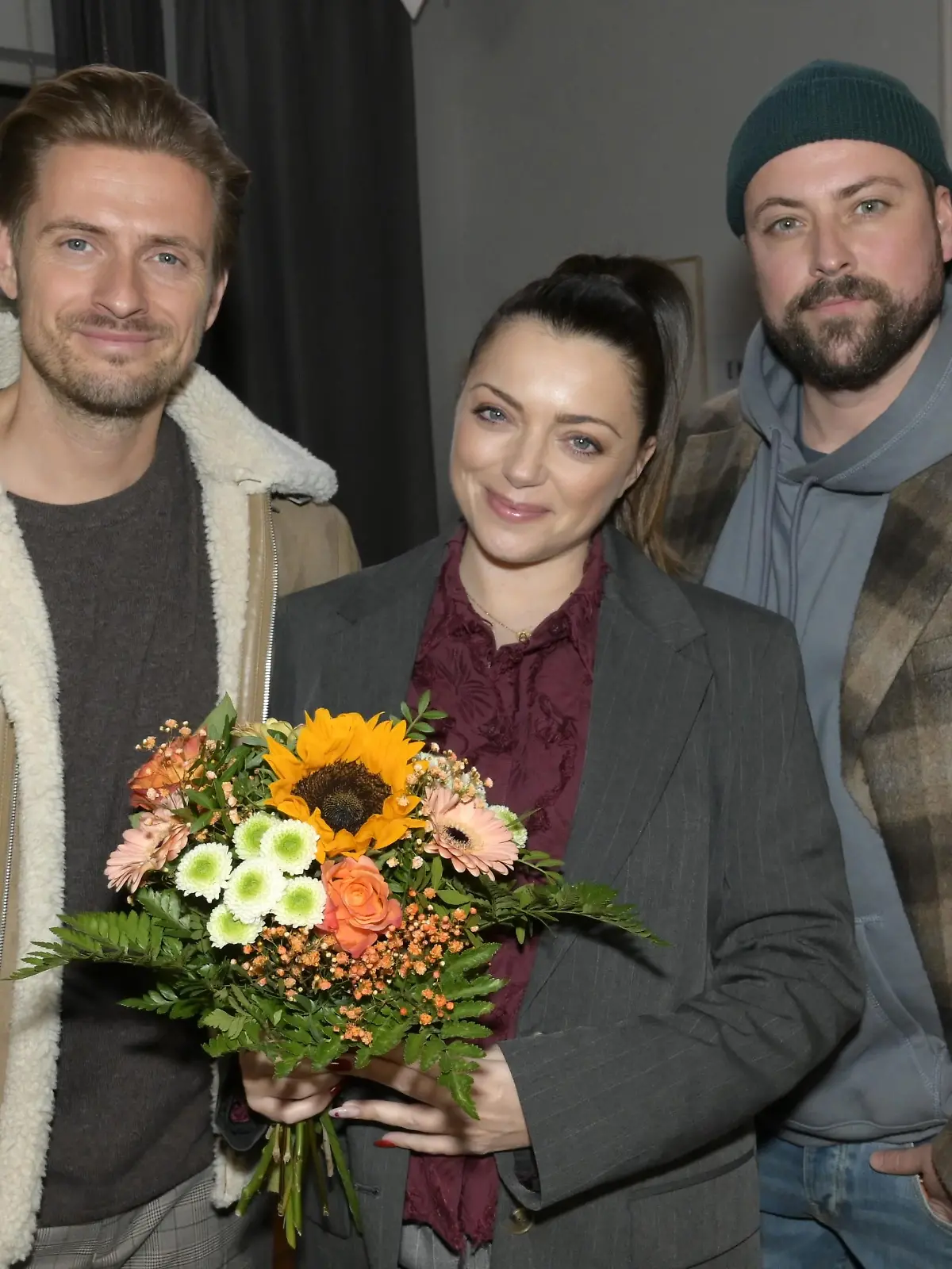 Jörn Schlönvoigt (l.) und Felix von Jascheroff verabschieden Anne Menden in die Babypause.