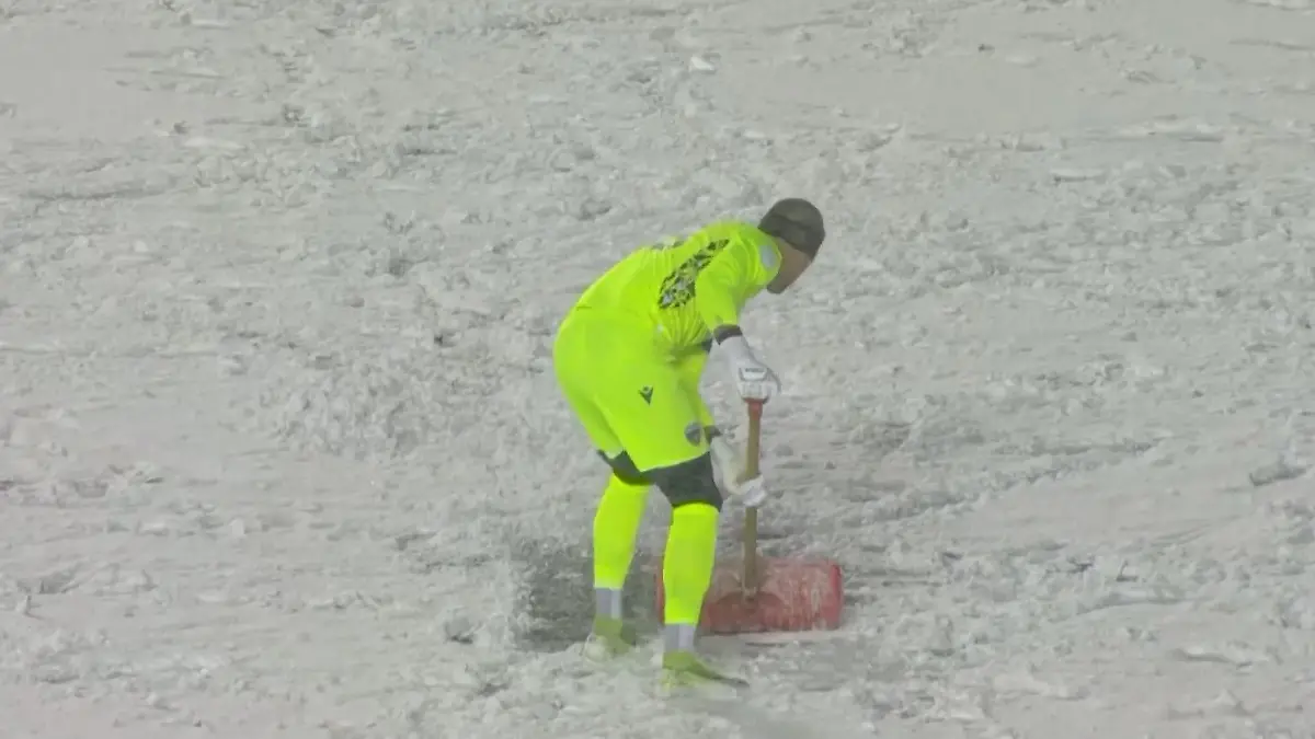 Weiße Schlacht um die Meisterschaft! DIESES Fußballspiel versinkt im Schnee Traumtor trotz Unwetter-Chaos