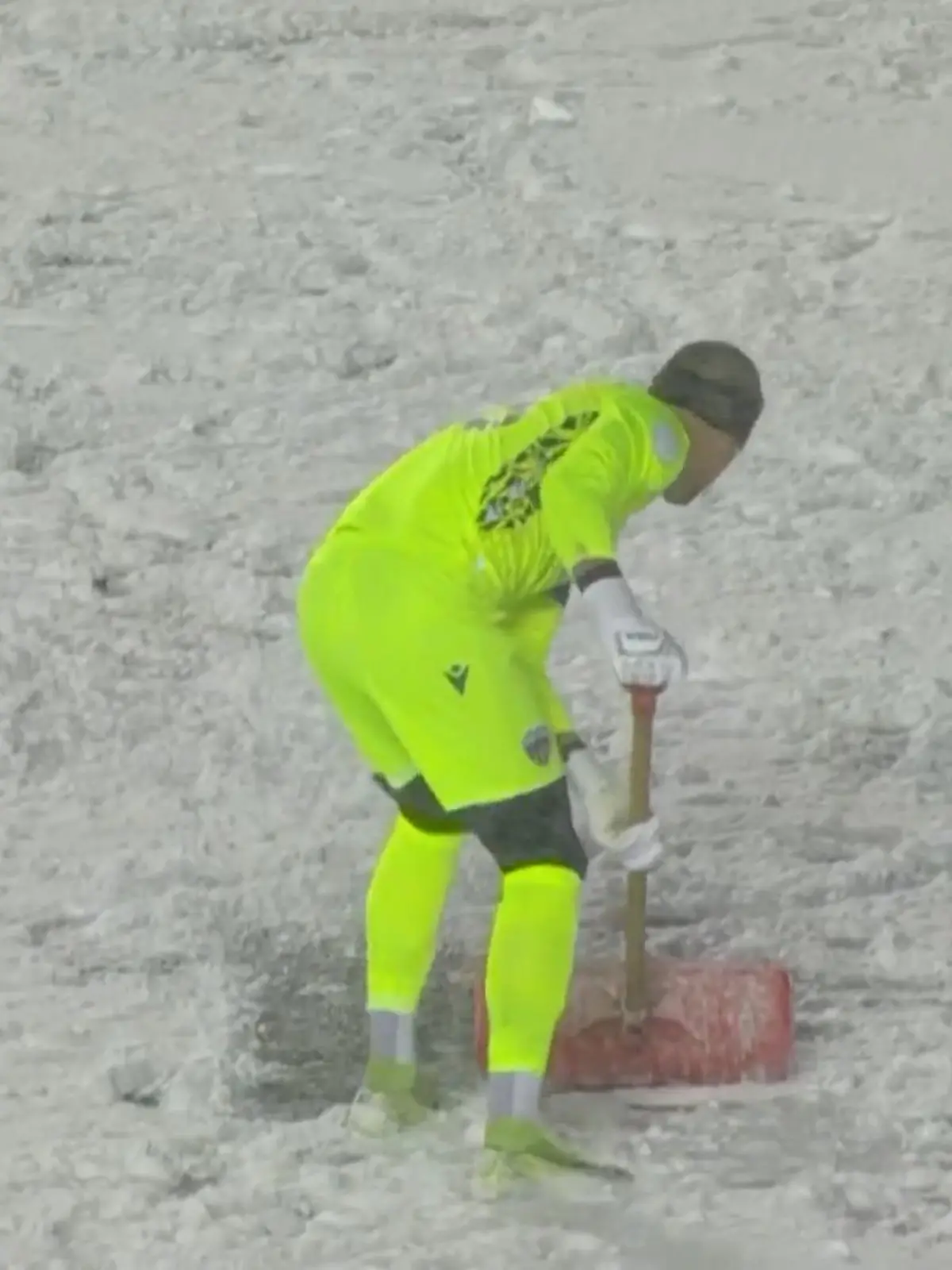 Bild zu: "Weiße Schlacht um die Meisterschaft! DIESES Fußballspiel versinkt im Schnee"