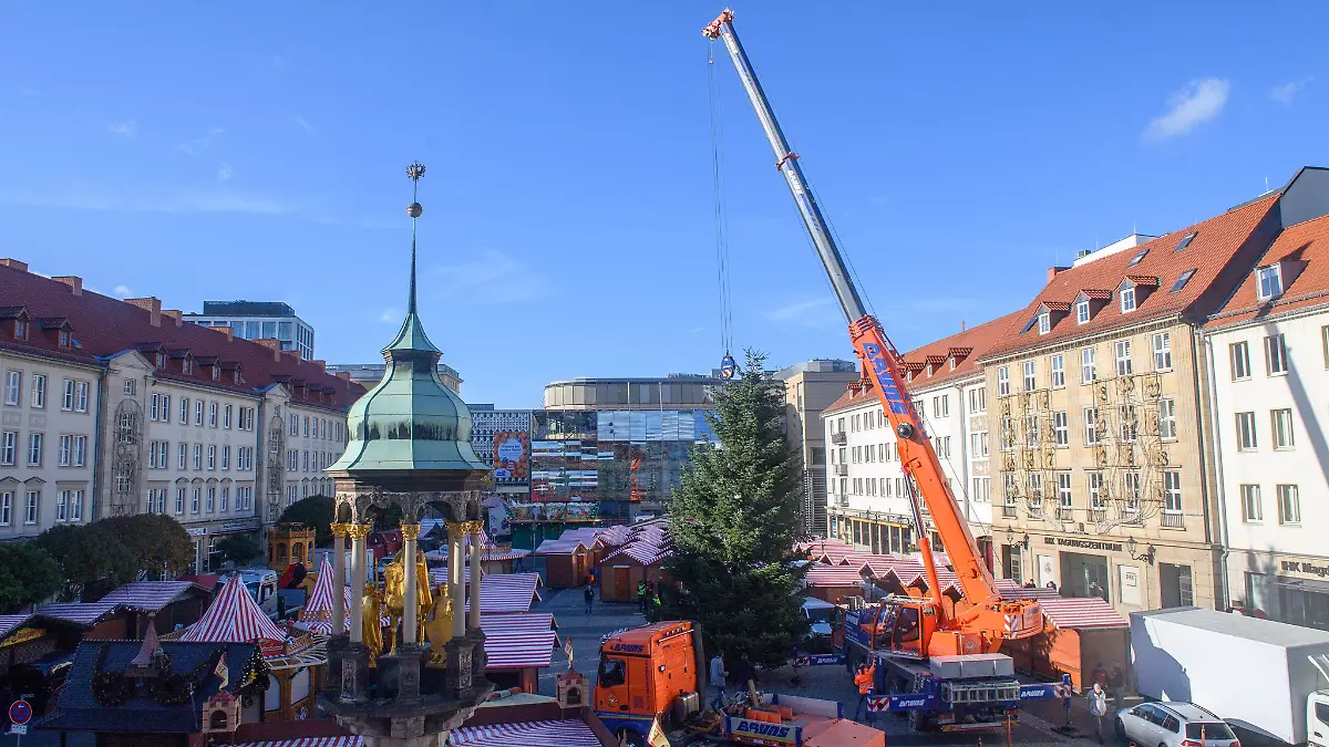 Schon seit Ende Oktober stehen die ersten Buden auf dem Alten Markt vor dem Magdeburger Rathaus. (Archivbild)