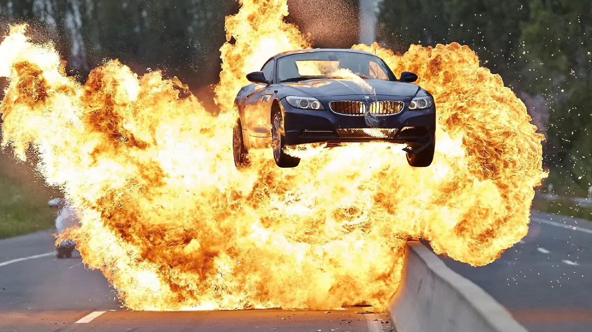 Verfolgungsjagt auf der Autobahn, die Helden fliegen ab.