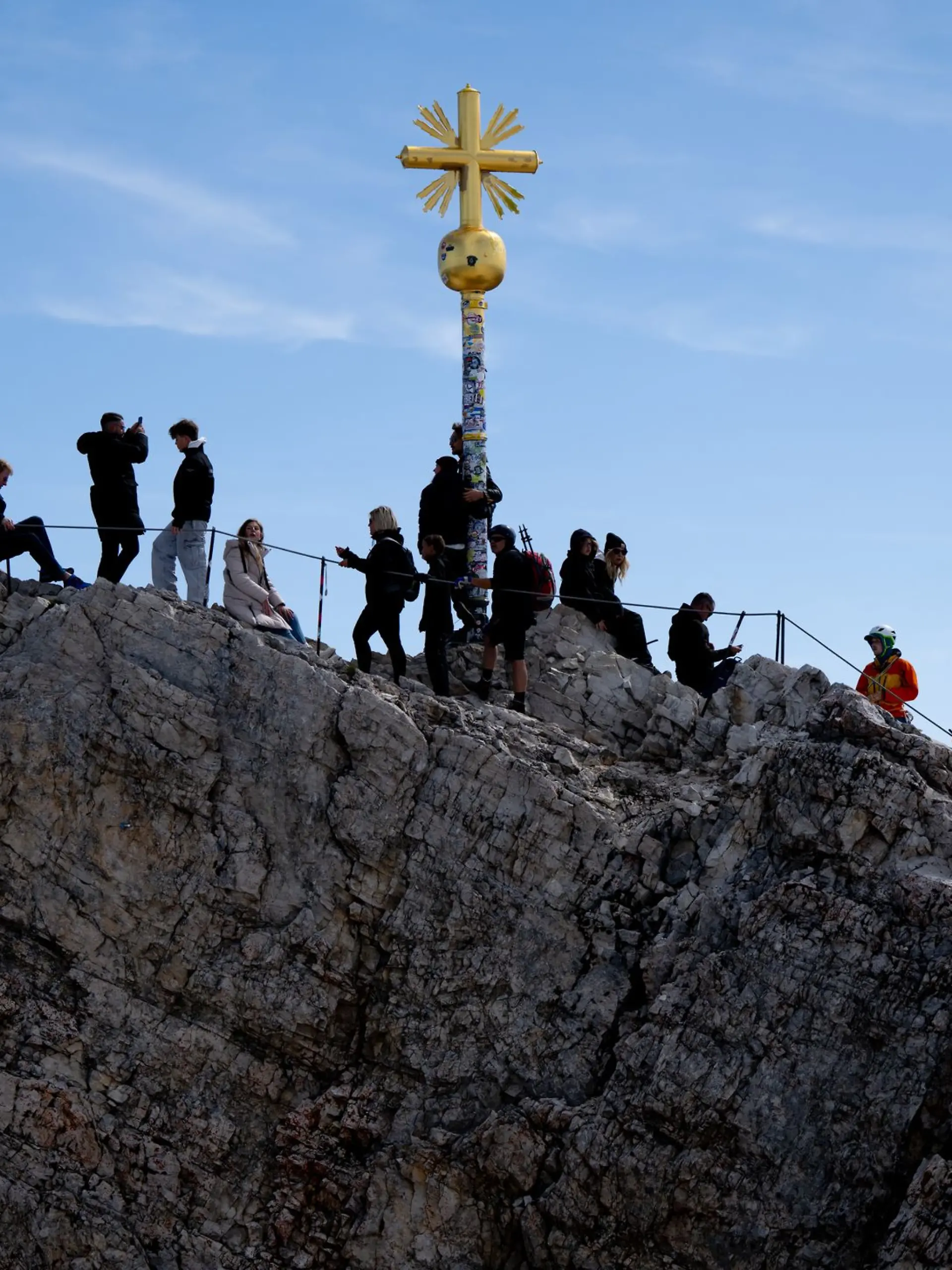 Bild zu: "Zu viele Aufkleber – Zugspitz-Gipfelkreuz muss restauriert werden"