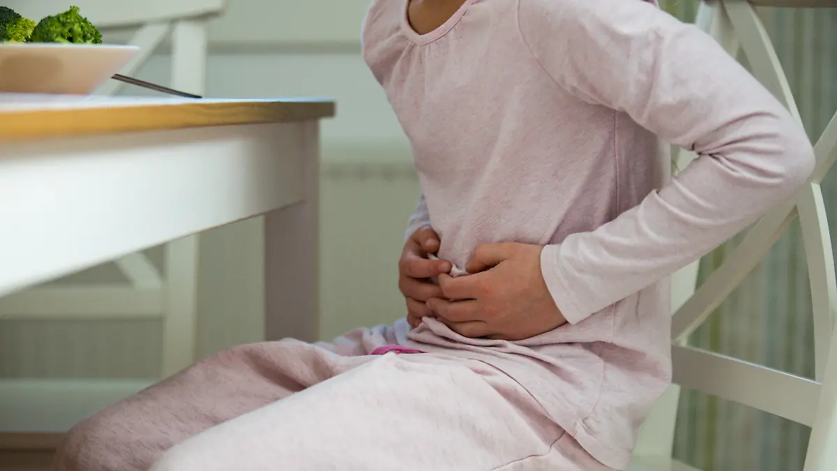 Ein junges Mädchen hat Bauchschmerzen, hält sich den Bauch.