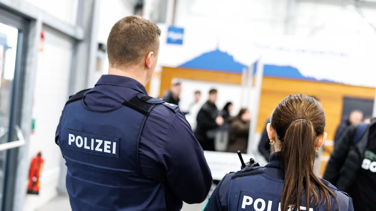Polizist und Polizistin im Dienst (Symbolfoto) 
