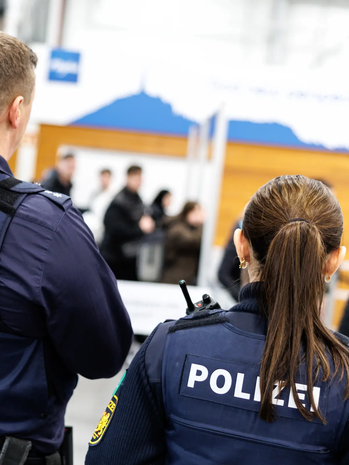 Polizist und Polizistin im Dienst (Symbolfoto) 
