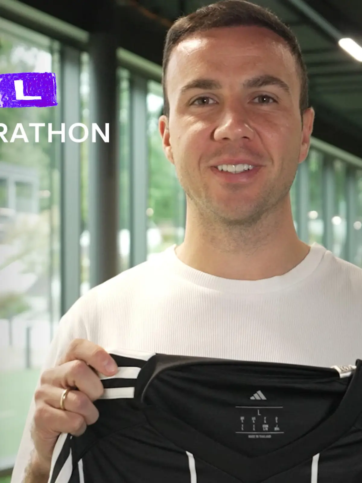 Bild zu: "Mach mit beim RTL Spendenmarathon! Deine Chance auf ein signiertes Trikot von Eintracht Frankfurt "