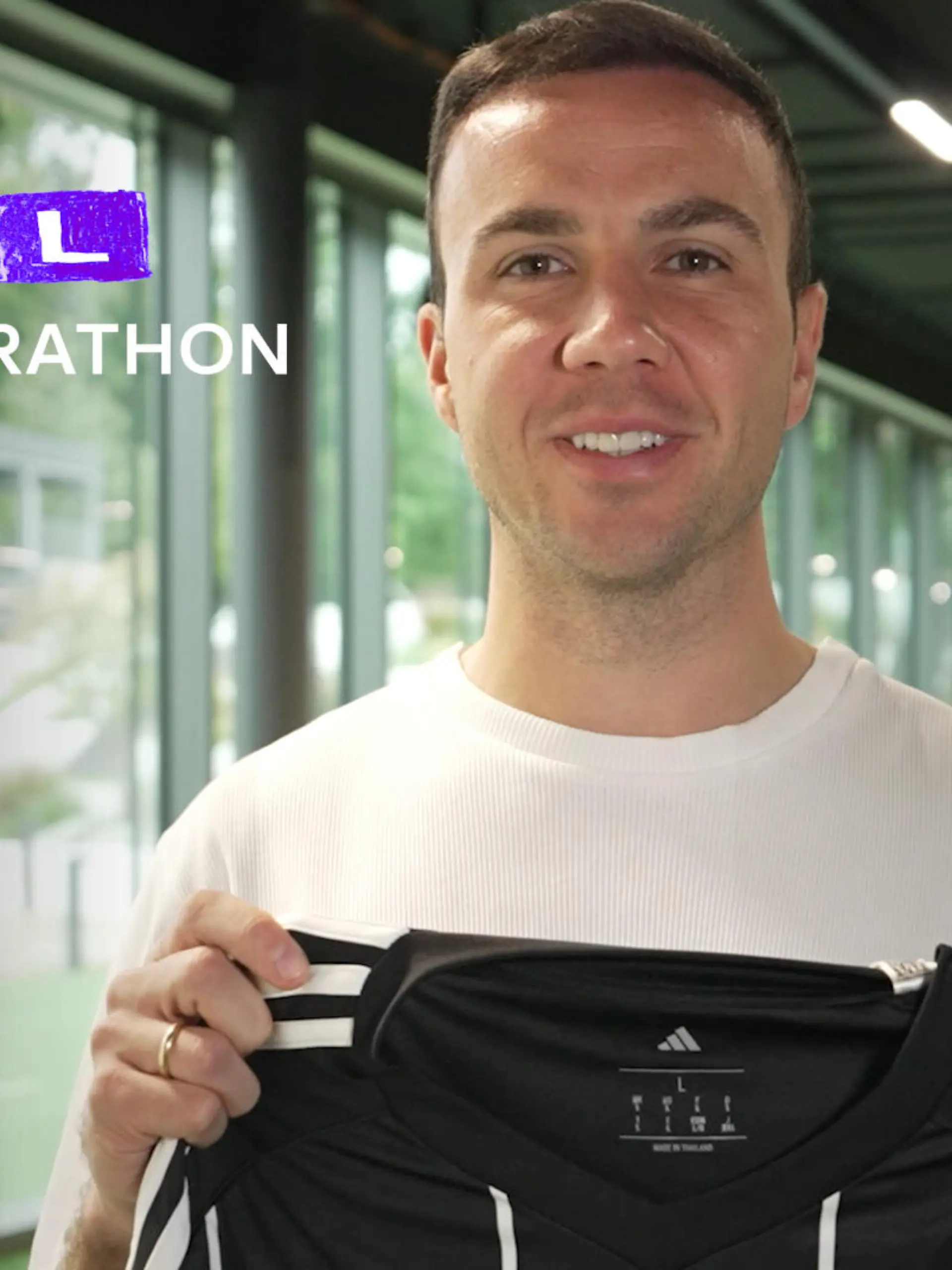 Bild zu: "Mach mit beim RTL Spendenmarathon! Deine Chance auf ein signiertes Eintracht-Trikot"