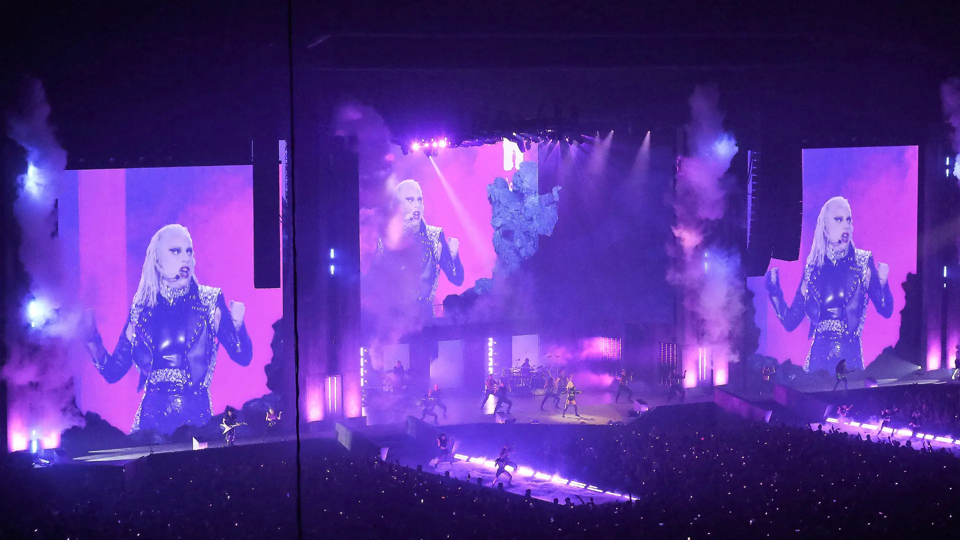 Lady Gaga heizt ihren „Little Monsters” ordentlich ein.