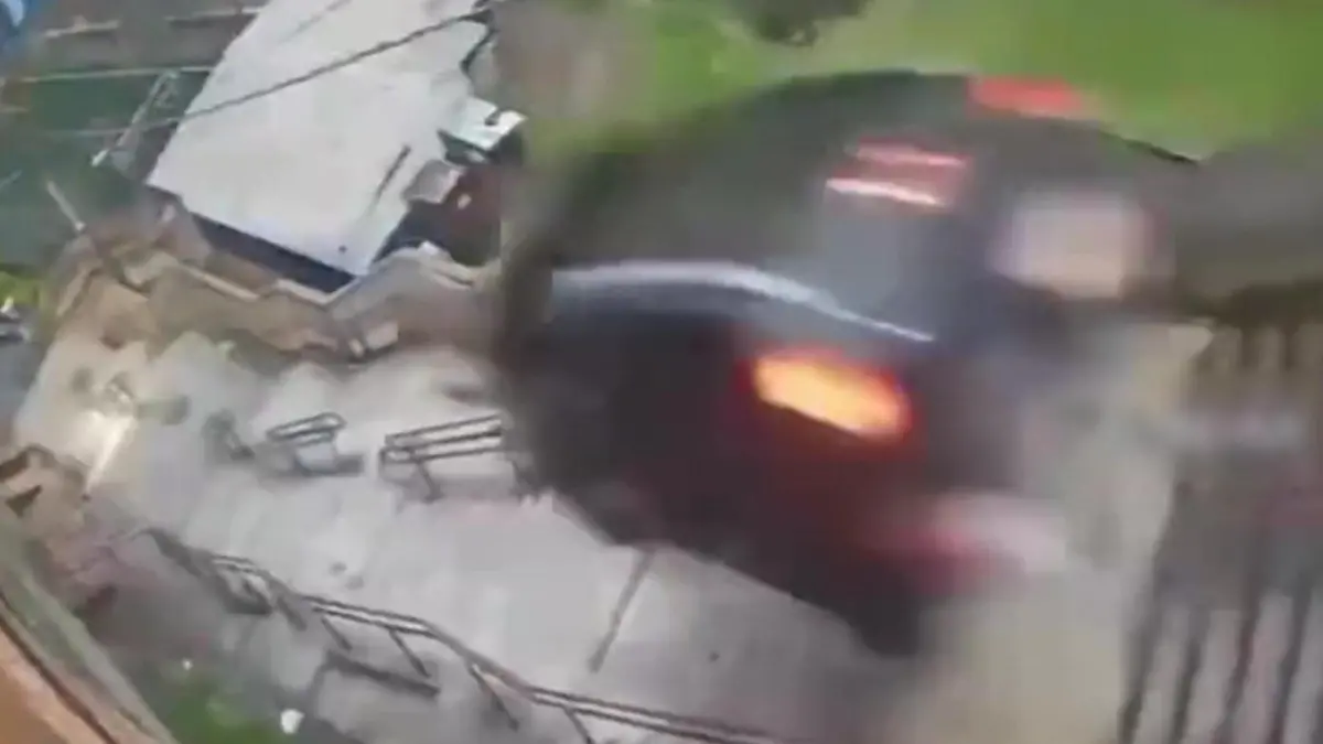 Auto wird zum Geschoss – Mann rast meterlange Treppe hinab! Horror-Unfall in Brasilien