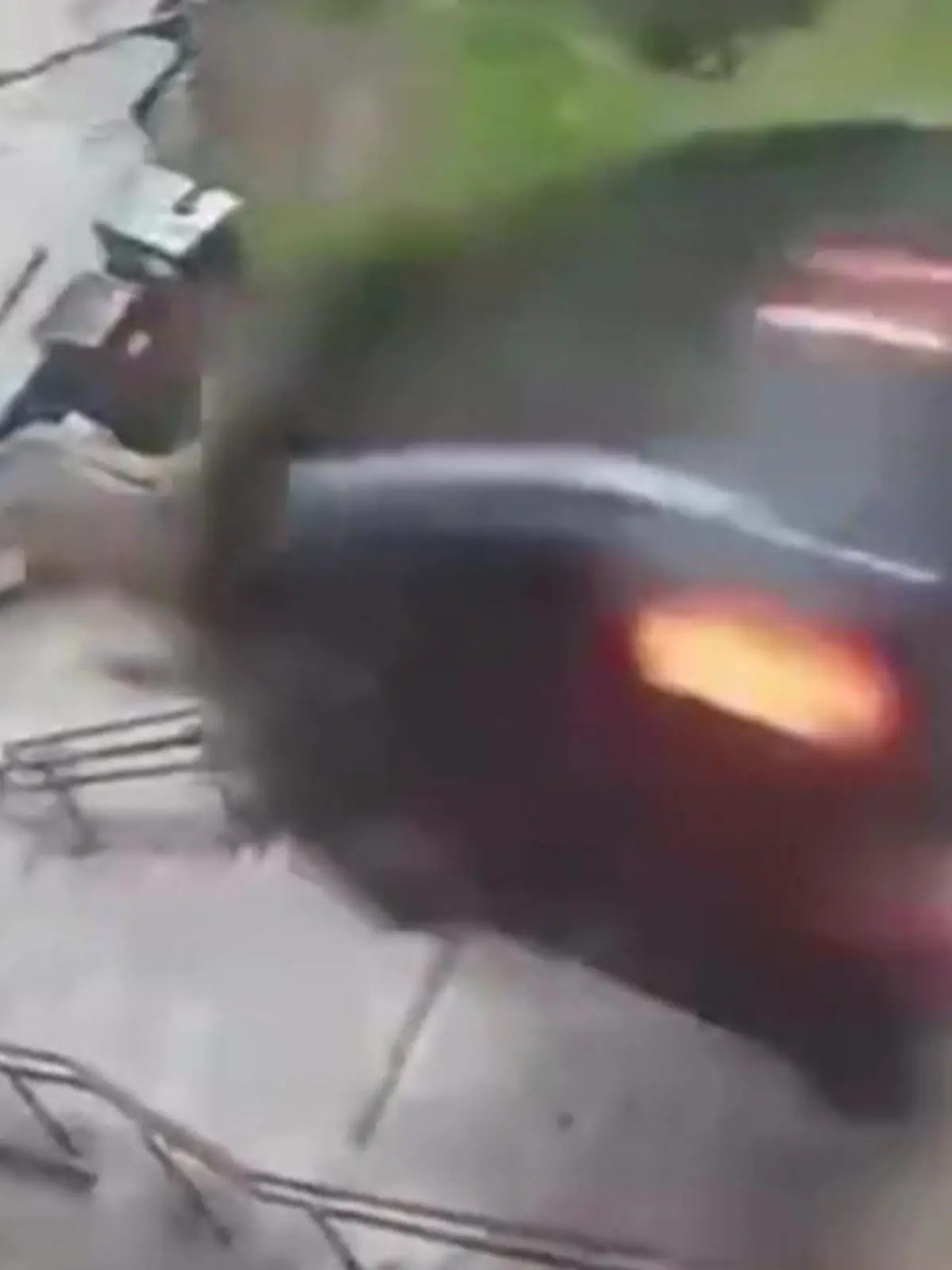 Bild zu: "Auto wird zum Geschoss – Mann rast meterlange Treppe hinab!"