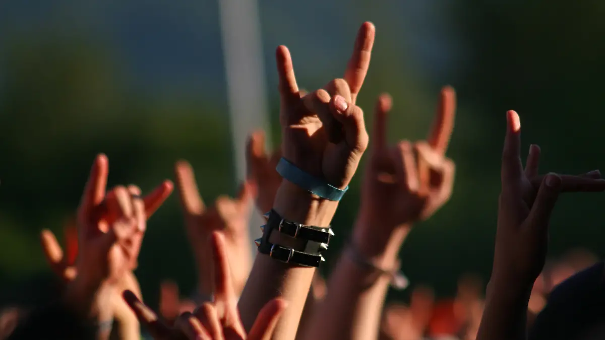 Heavy-Metal-Fans zeigen gern den Gruß mit den stilisierten Teufelshörnern. 