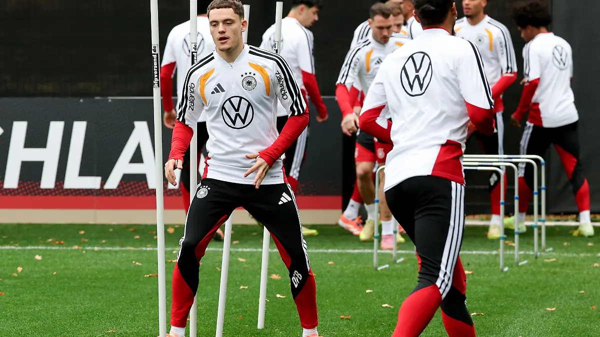 Kevin Schlotterbeck konnte nicht mit Florian Wirtz (vorn) trainieren.