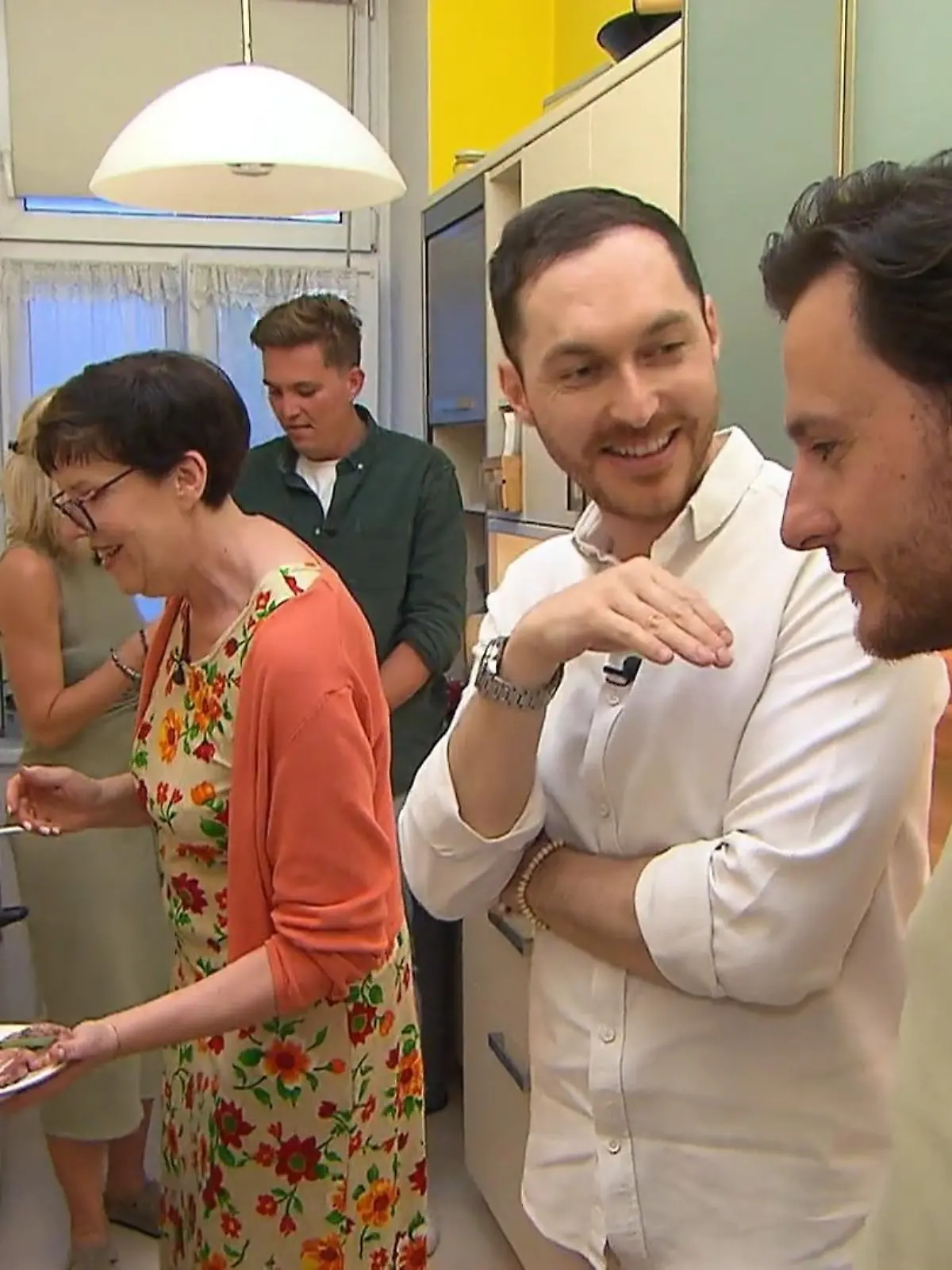 Bild zu: "Alle Gäste quetschen sich in Petras Küche"