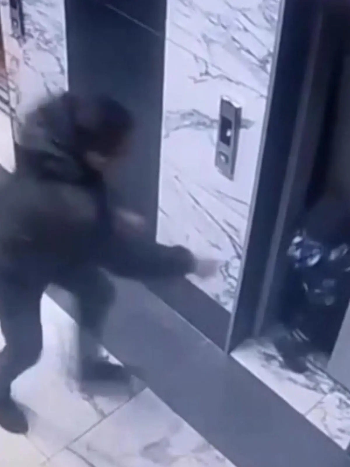 Bild zu: "Tür gibt plötzlich nach! Junge (3) fällt in Aufzugsschacht"