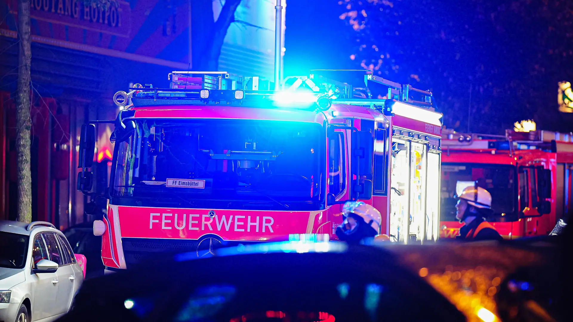 Nächtlicher Feuerwehreinsatz (Symbolbild)