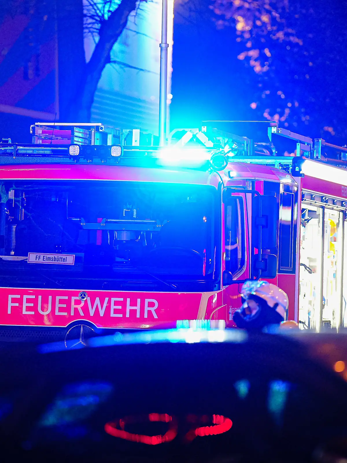 Nächtlicher Feuerwehreinsatz (Symbolbild)