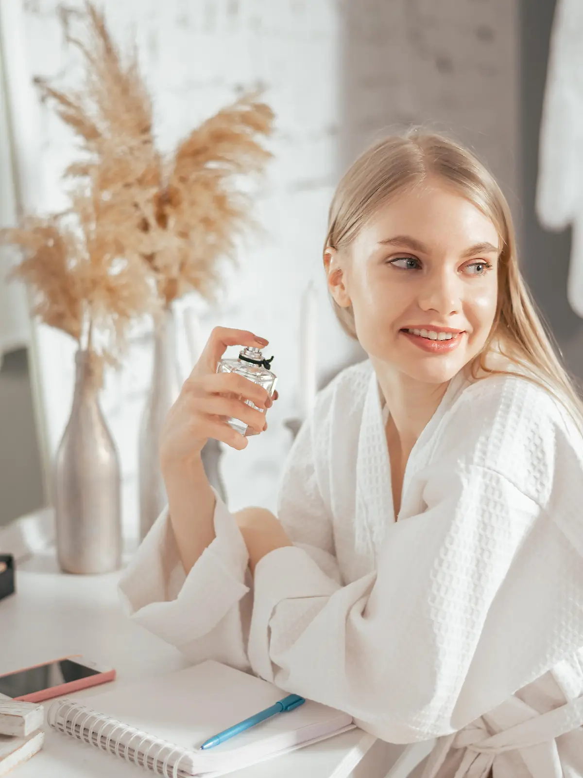 Frau trägt Parfum auf.
