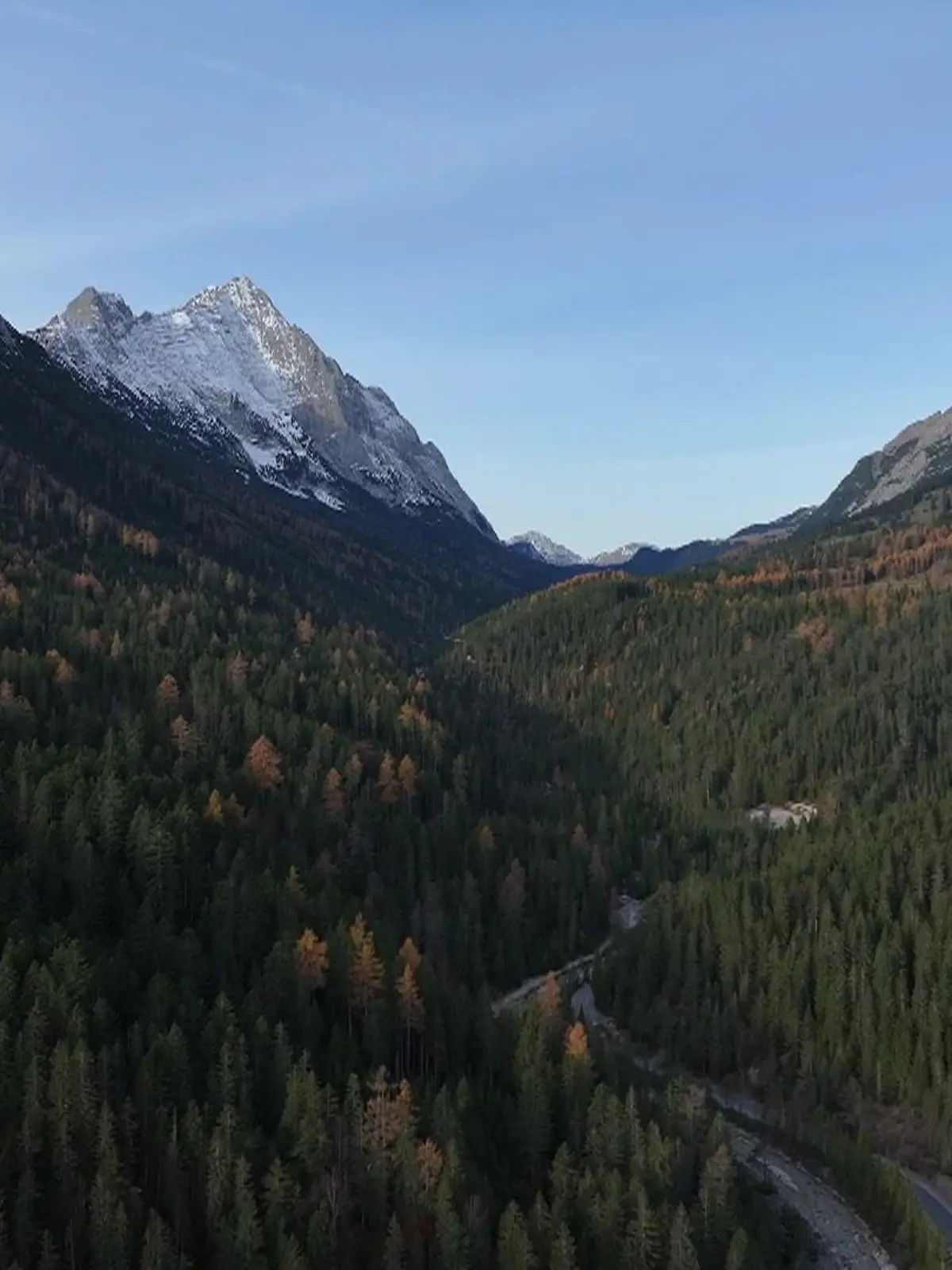Bild zu: "Berggipfel und klare Luft in der Region Seefeld in Tirol"