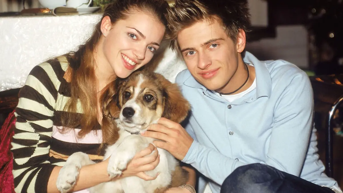Anne Menden als Emily und Jörn Schlönvoigt als Philip mit dem tierischen GZSZ-Zuwachs, Hund „Bolle”. 