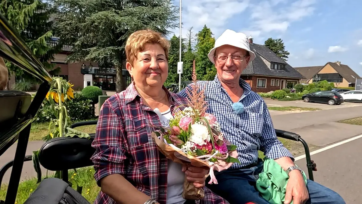 In einer Kutsche fahren Walter und Katharina auf den Hof.