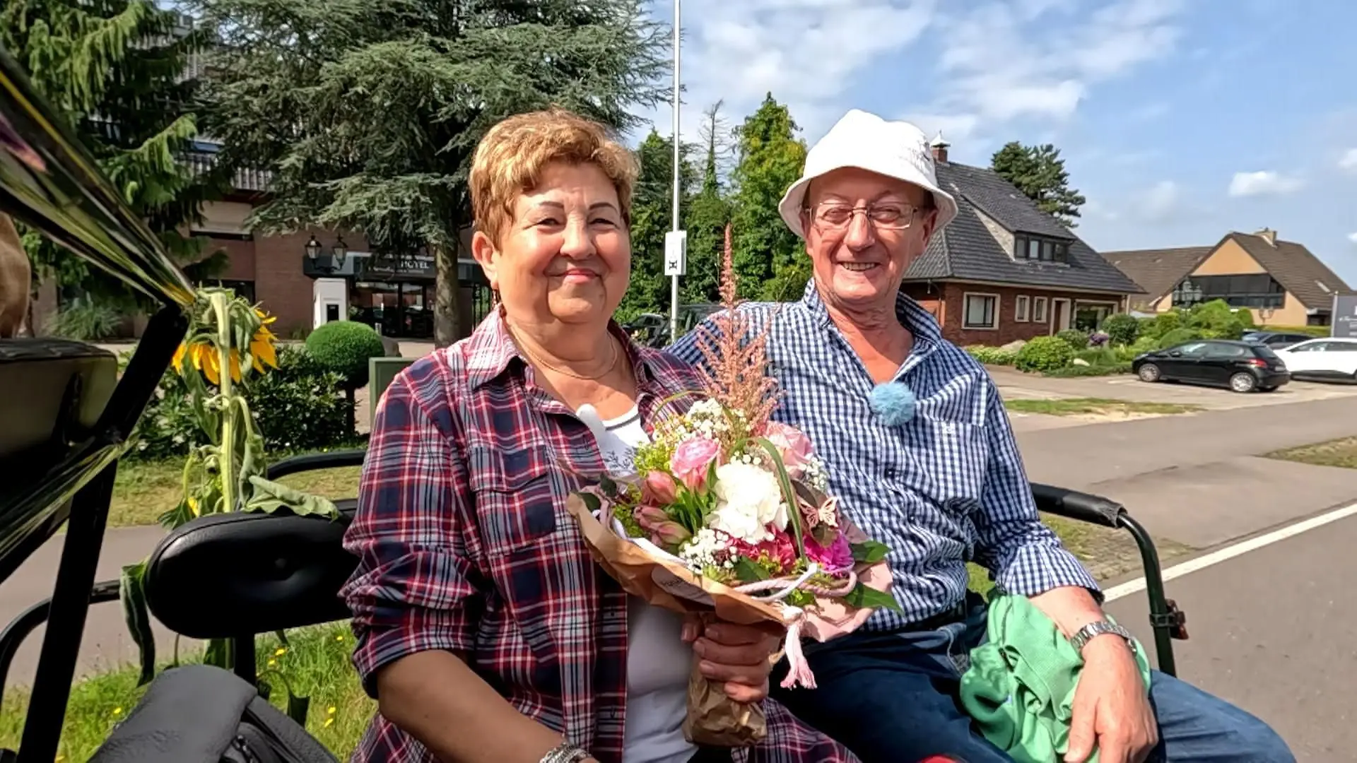 In einer Kutsche fahren Walter und Katharina auf den Hof.