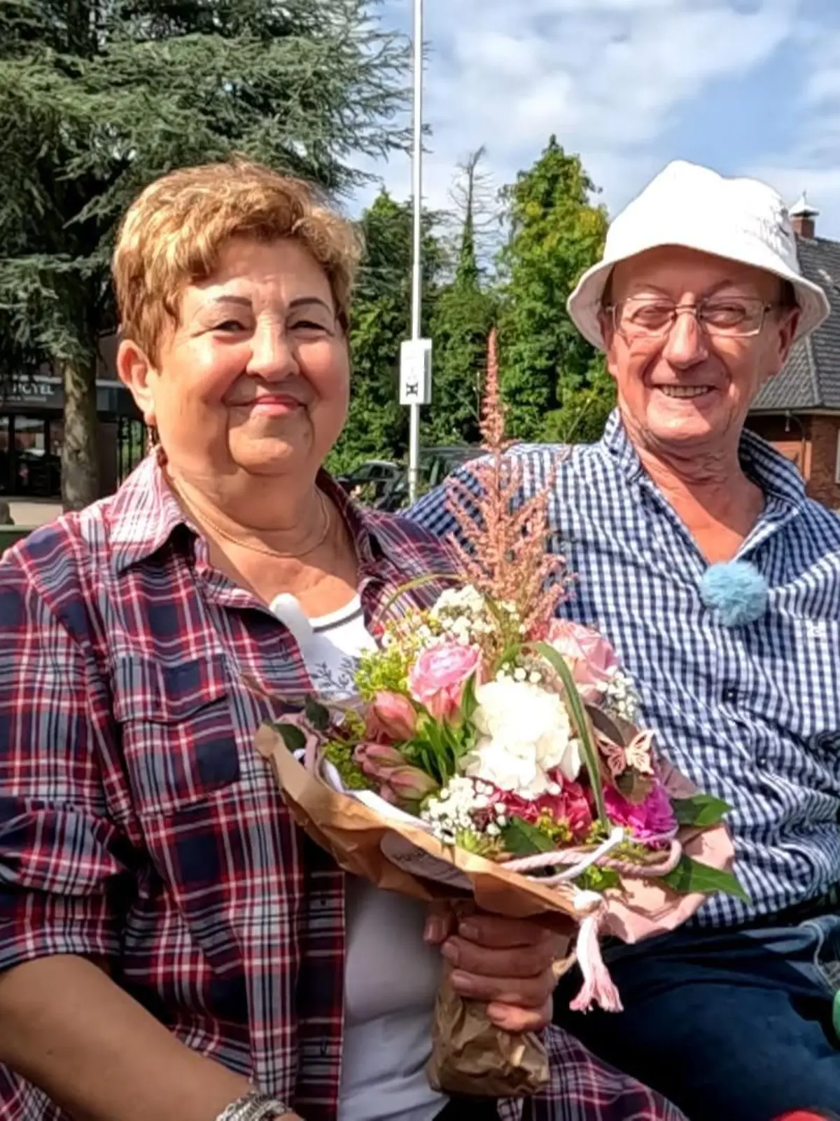 In einer Kutsche fahren Walter und Katharina auf den Hof.