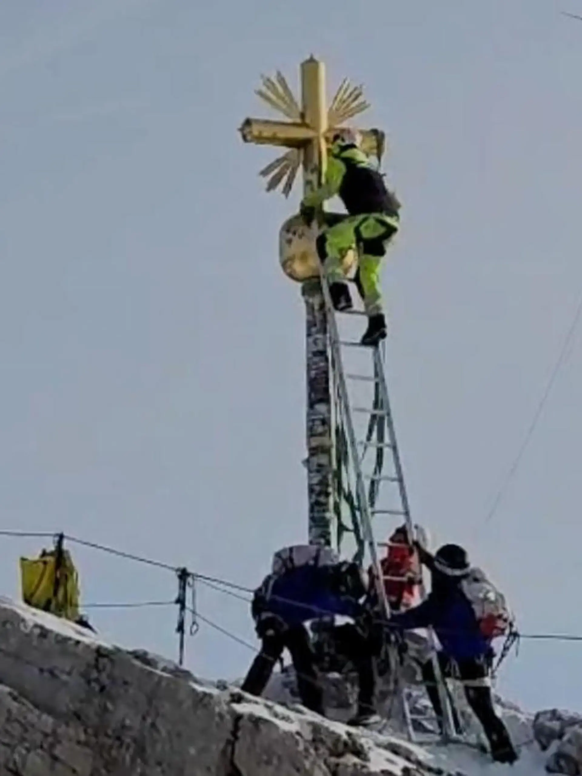 Bild zu: "Zugspitze-Wahrzeichen verschwindet von Gipfel – wegen Touristen und Influencern!"