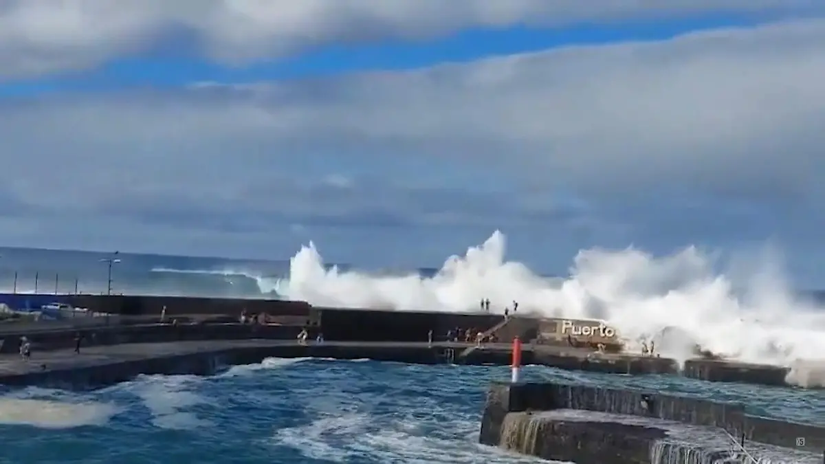 Er trotzte den Todeswellen von Teneriffa! Kellner rettet drei Urlaubern das Leben Unglück auf Urlaubsinsel