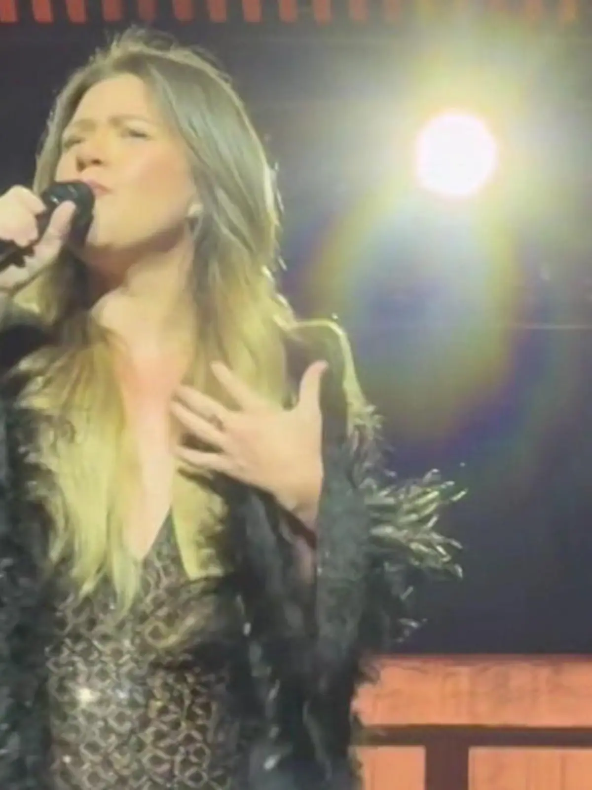 Bild zu: "Manager forderte eine Brust-OP! Popstar rechnet jetzt knallhart ab"