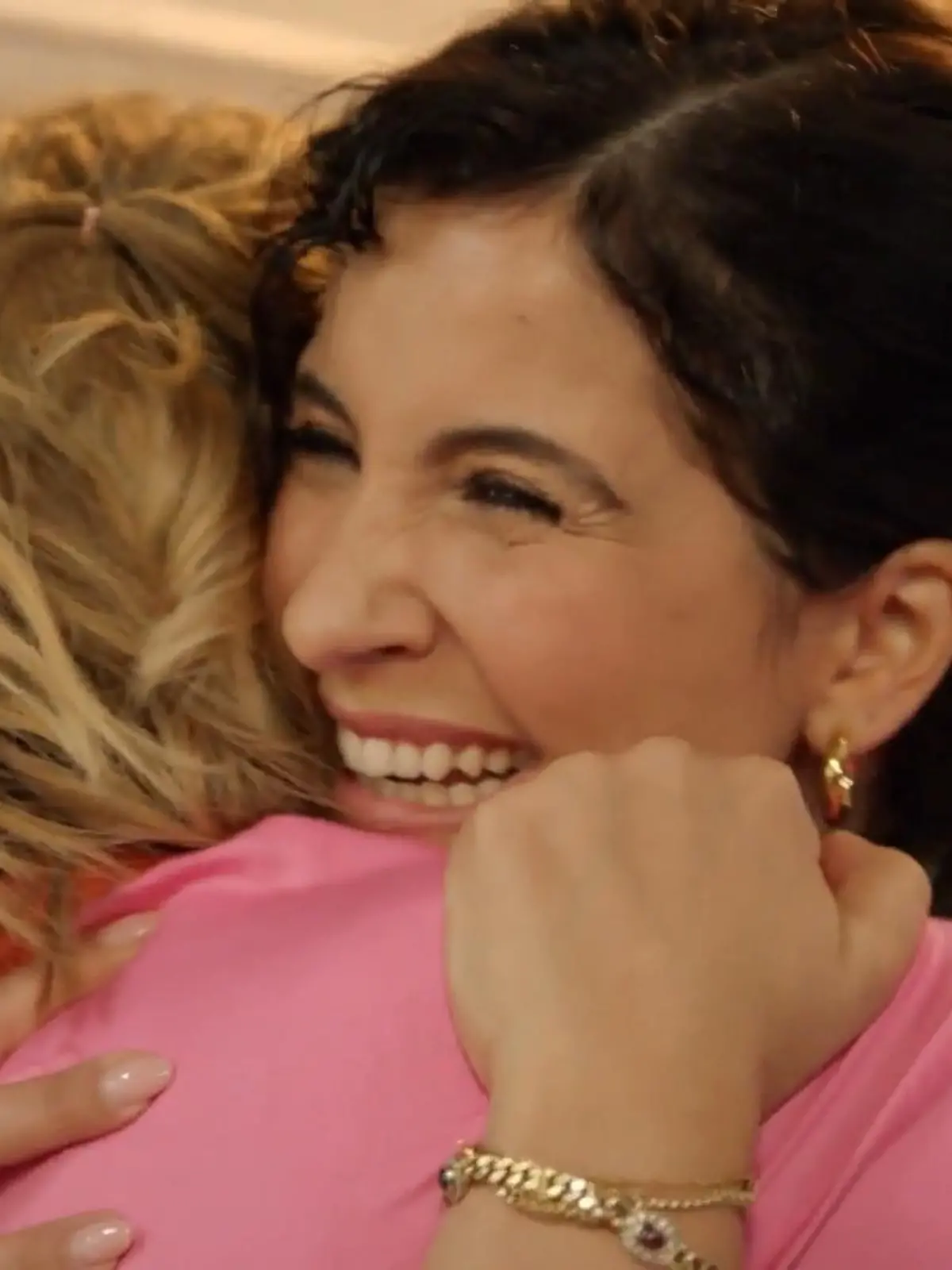 Bild zu: "Überraschung! Plötzlich steht Laura vor Yvonnes Tür"