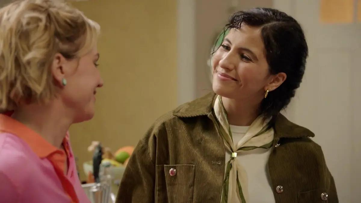 Laura (Chryssanthi Kavazi, re.) ist für einige Tage aus Los Angeles zurück und kann endlich ihre Mutter Yvonne (Gisa Zach) wieder in die Arme schließen.

+++ Die Verwendung des sendungsbezogenen Materials ist nur mit dem Hinweis und Verlinkung auf RTL+ gestattet. +++