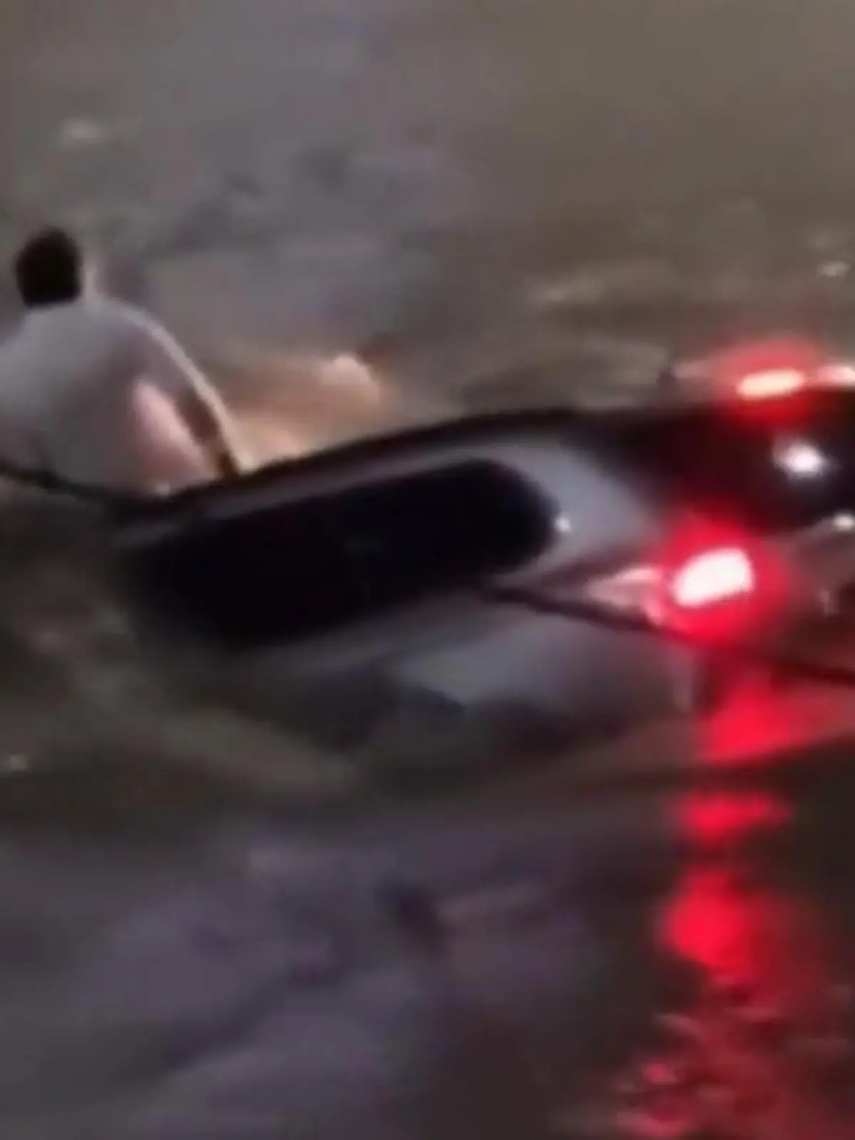 Bild zu: "Wasserstrudel verschlingt Autofahrer und Fahrzeug – SIE sind seine letzte Rettung"