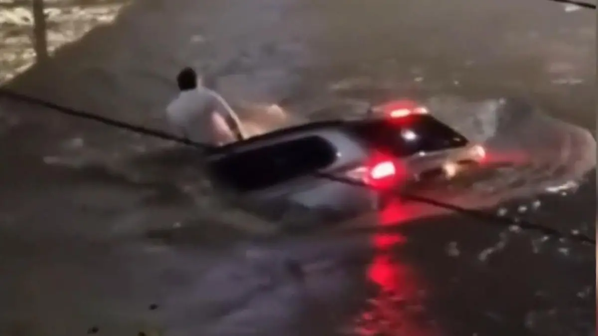 Wasserstrudel verschlingt Autofahrer und Fahrzeug – SIE sind seine letzte Rettung Lebensgefahr im Unwetterchaos