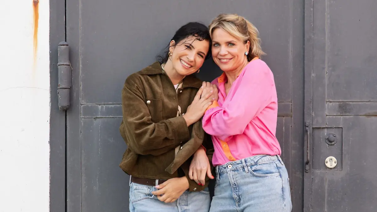 Chryssanthi Kavazi (l.) mit Schauspiel-Kollegin Gisa Zach am 02.09.2025 zurück am GZSZ-Set.

+++ Die Verwendung des sendungsbezogenen Materials ist nur mit dem Hinweis und Verlinkung auf RTL+ gestattet. +++