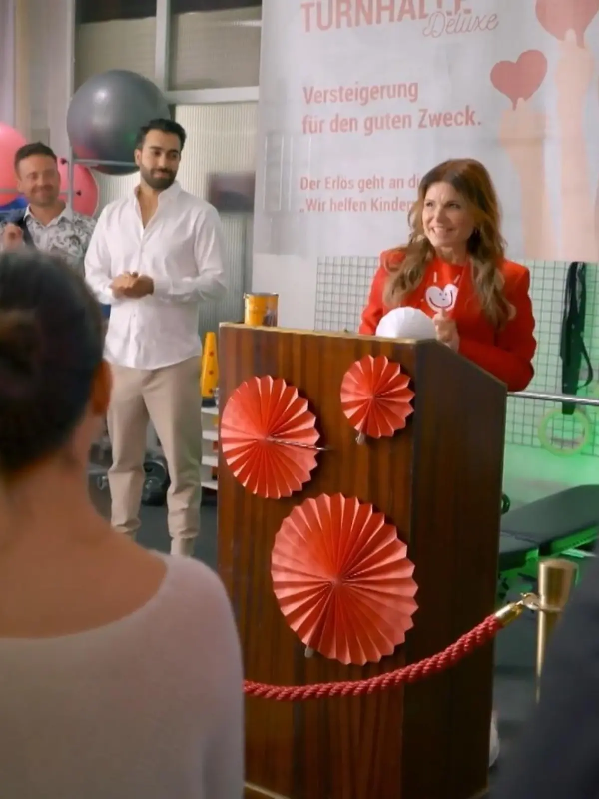 Unter uns: Britta versteigert die Männer der Schillerallee