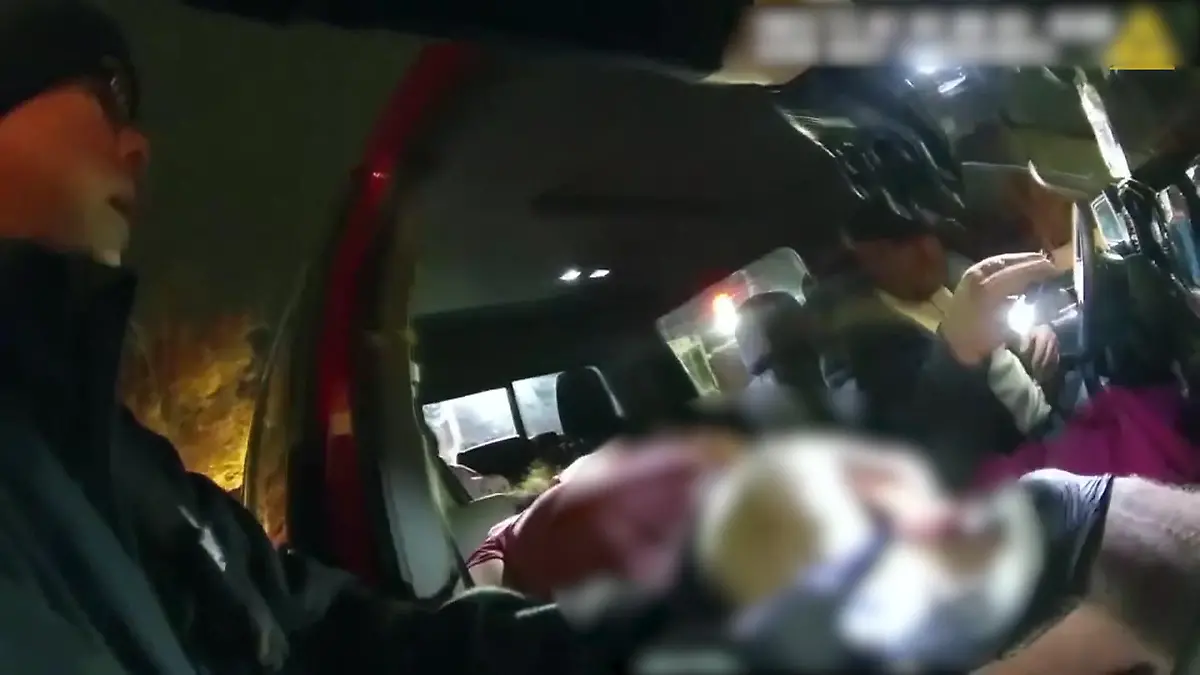 Geburt während Routine-Kontrolle! Polizist hilft Baby auf die Welt Parkplatz statt Kreißsaal