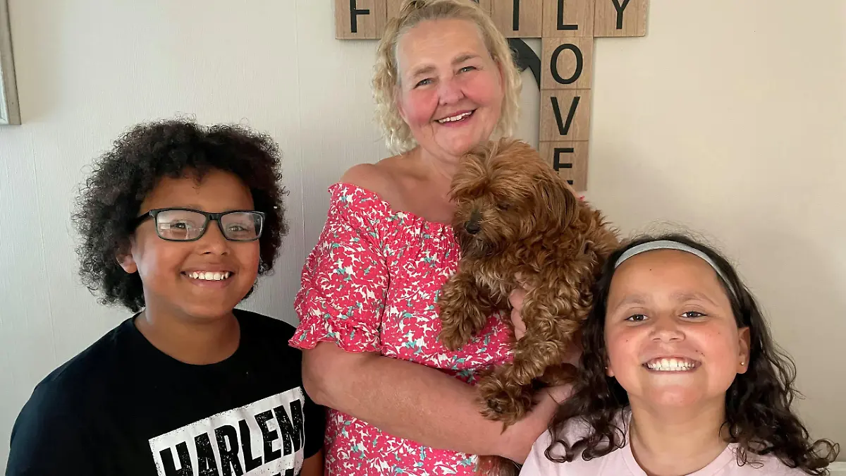 Mutter mit zwei Kindern und Hund
