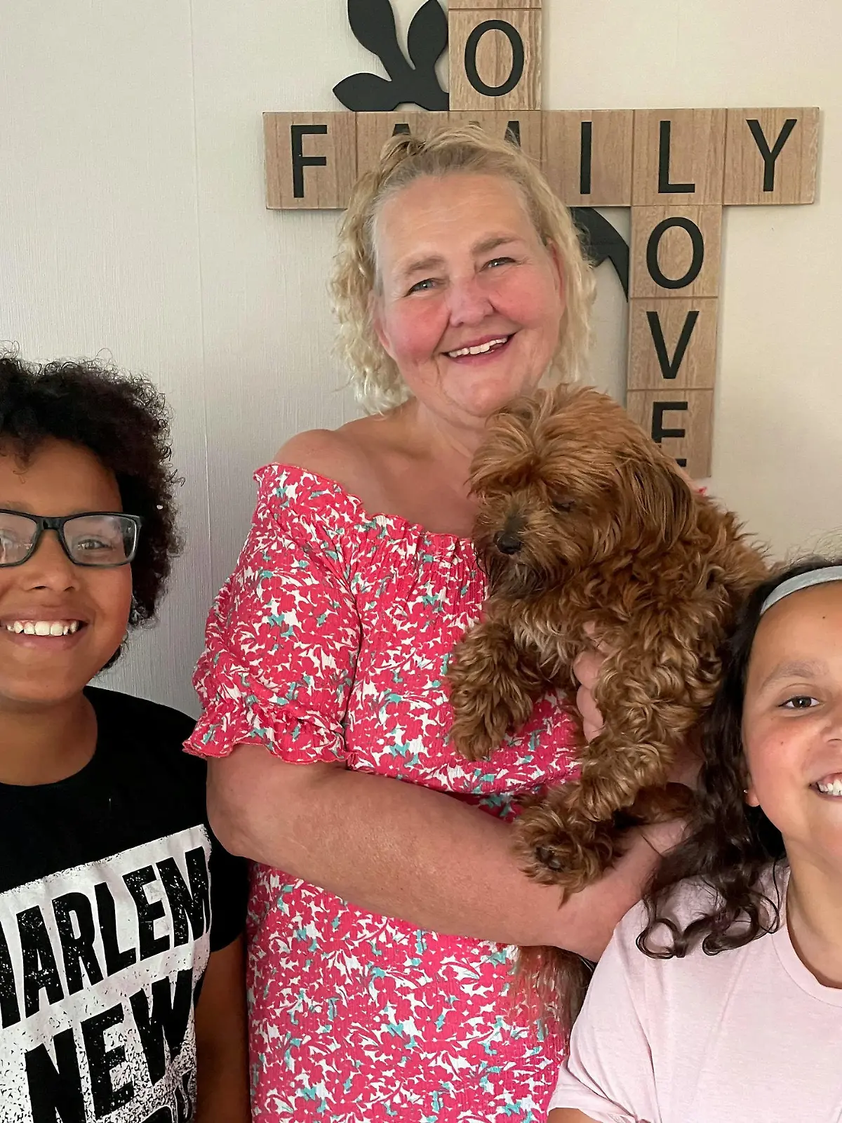 Mutter mit zwei Kindern und Hund