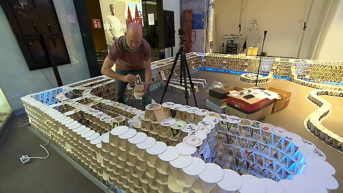 Weltrekord mit Bierdeckeln Haus aus 80.000 Stück