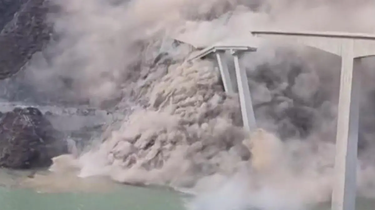 Honqi-Brücke in China stürzt kurz nach Fertigstellung ein Vor wenigen Monaten erst gebaut