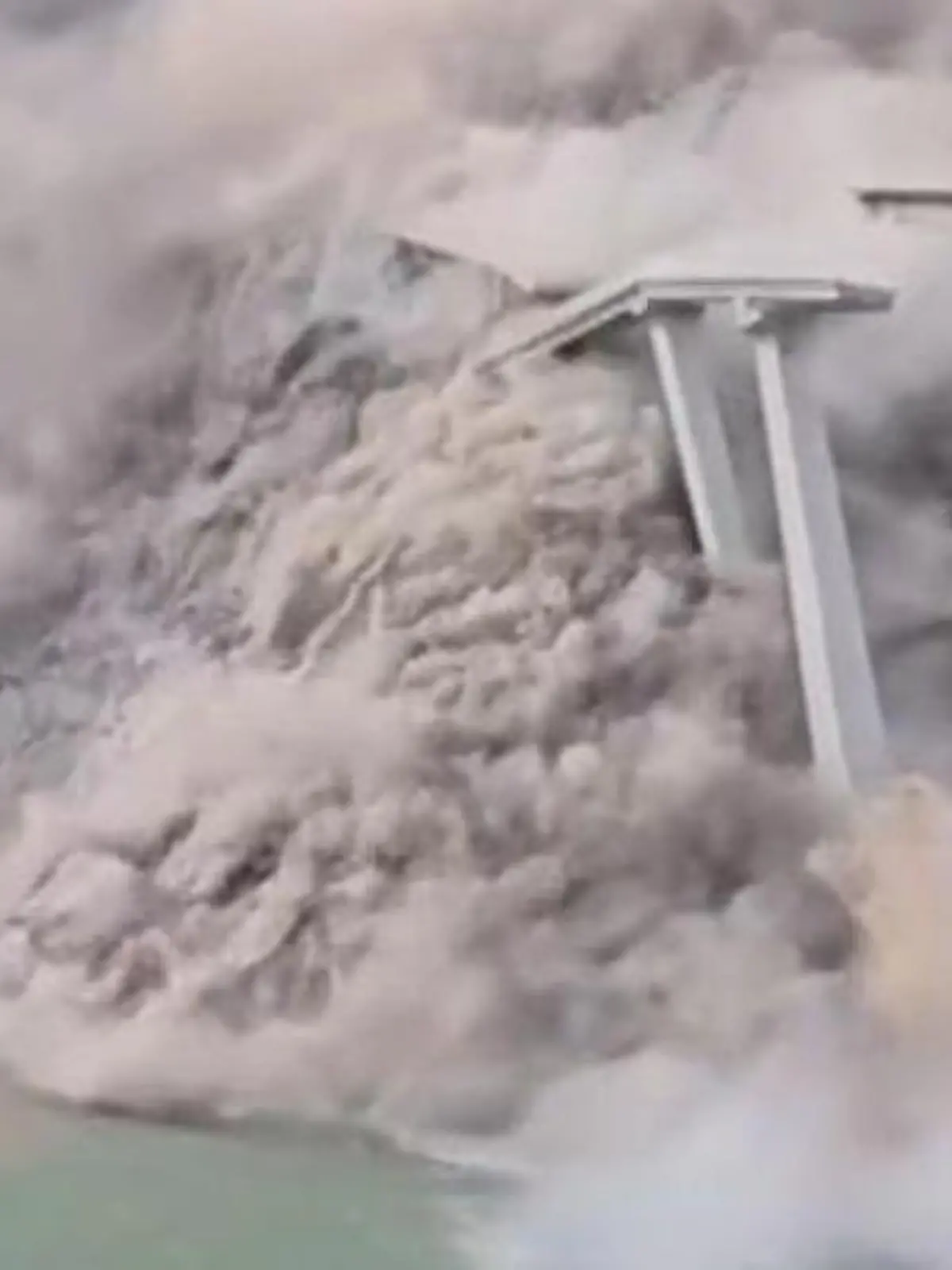 Bild zu: "Honqi-Brücke in China stürzt kurz nach Fertigstellung ein"