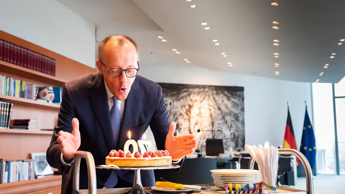 epi_1005421980_DPA BF_w72erkfjud-v4-ax-ms6144.jpg_Bundeskanzler Friedr.jpg