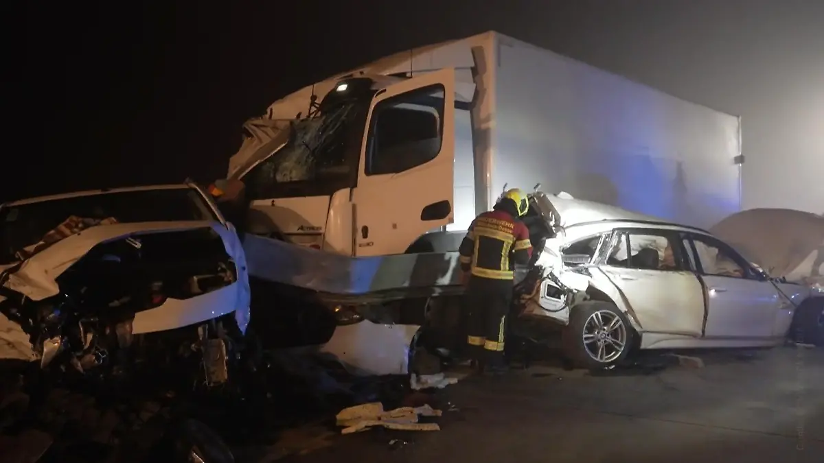 Massencrash auf der Autobahn – mehrere Menschen schwer verletzt! Nebel sorgt für Chaos in Brandenburg