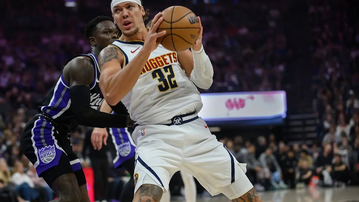 Das war nichts: Dennis Schröder (l) verlor mit Sacramento auch gegen die Denver Nuggets um Aaron Gordon.