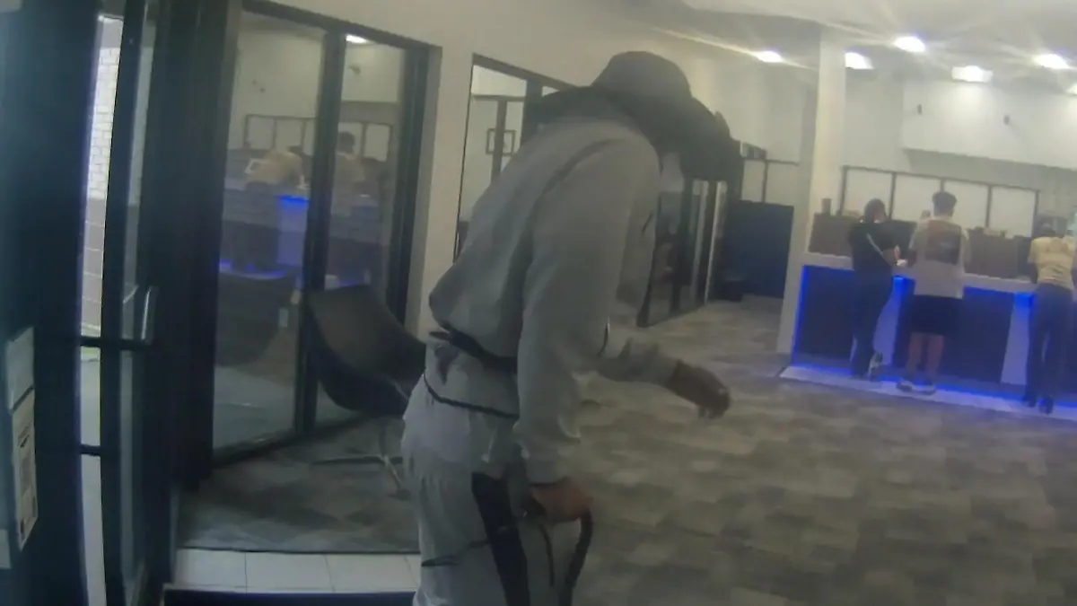 Von wegen hilfsbedürftig! Mann humpelt in Bank – und rennt mit Beute raus! Dreister Überfall in Louisiana